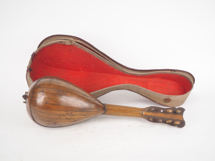 Mandoline XIXème en bois à décor en marqueterie. L. 270 mm.  (Usures e