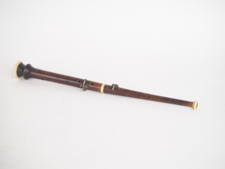 Vente aux enchères Hautbois musette XIXème à 2 clefs en palissandre et laiton. L. 380 mm.