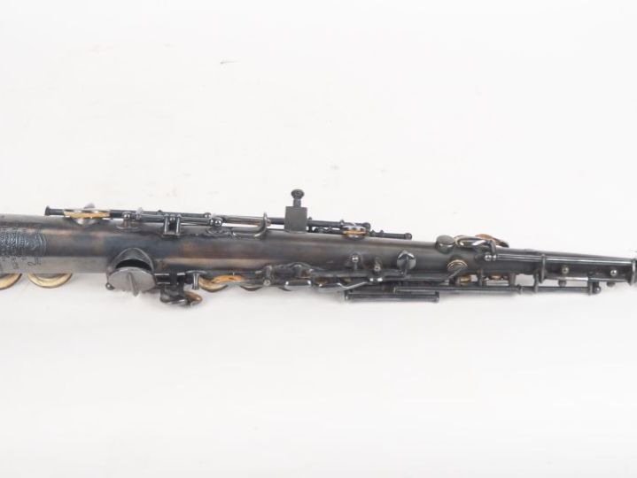 COUESNON   Cie. Saxophone en métal argenté. Signé. H. 57 cm.