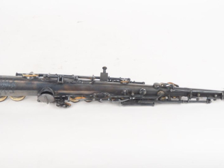 Vente aux enchères COUESNON   Cie. Saxophone en métal argenté. Signé. H. 57 cm.
