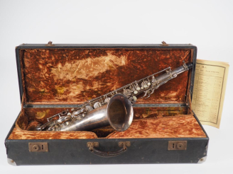 Vente aux enchères SELMER. Saxophone en métal argenté. Signé. Dans son coffret.