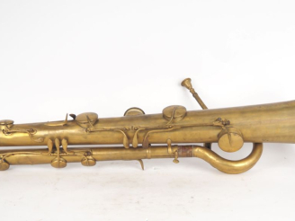 Vente aux enchères ROYET à Toulouse. Saxophone alto en cuivre. Signé.