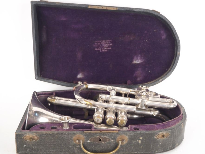 Antoine COURTOIS à Paris. Cornet à piston en métal argenté. Signé.