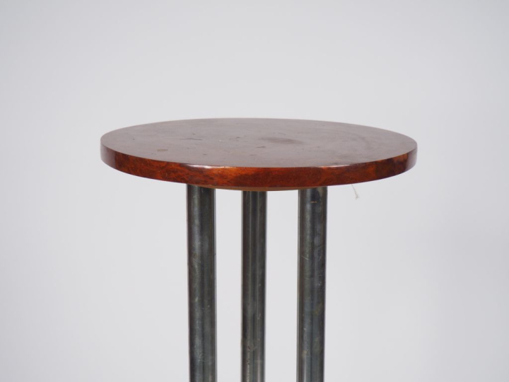 Sellette en métal chromé et bois, à trois colonnes détachées réunies p