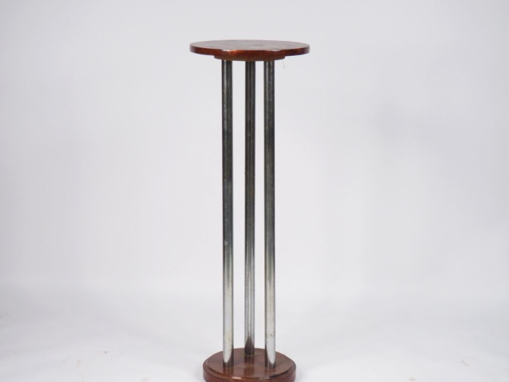 Sellette en métal chromé et bois, à trois colonnes détachées réunies p