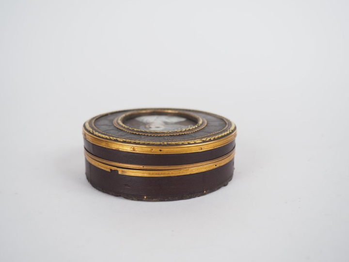 Boîte à fard fin XVIIIème - début XIXème en bois, écaille et pomponne 