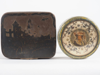 Vente aux enchères Boîte à fard Napoléon III de style Louis XVI en métal laqué vert et do