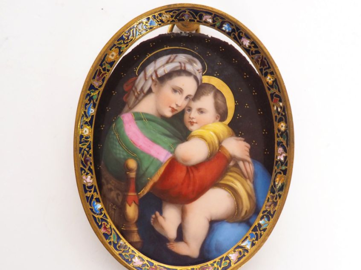 Miniature 1900 en biscuit émaillé, "la Vierge et l'enfant Jésus", dans
