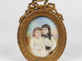 Vente aux enchères M. CIROT Miniature 1900 "portrait de fillettes" dans un joli cadre méd