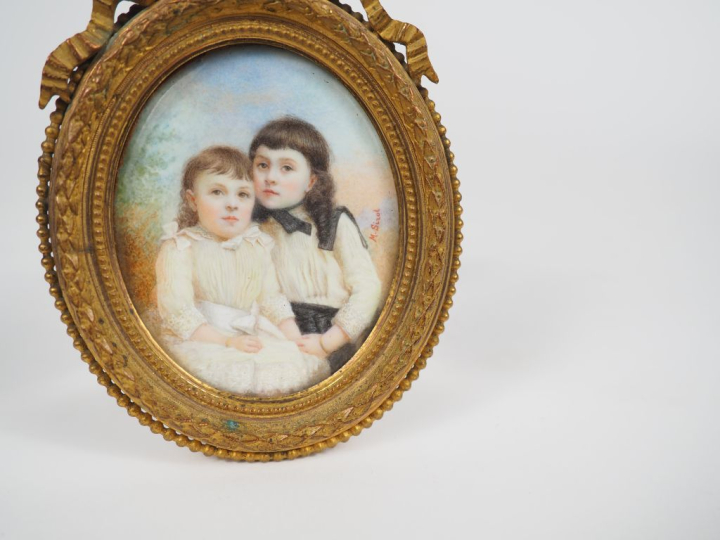 M. CIROT Miniature 1900 "portrait de fillettes" dans un joli cadre méd