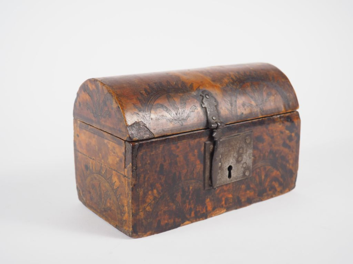 Coffret Louis XIV en bois gainé d'écaille gravée à décor de palmes et 