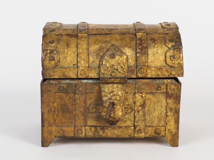 Coffret dans le goût du XVIIème en métal doré. Dim. 16,5 x 19 x 14 cm.