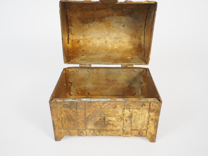 Coffret dans le goût du XVIIème en métal doré. Dim. 16,5 x 19 x 14 cm.