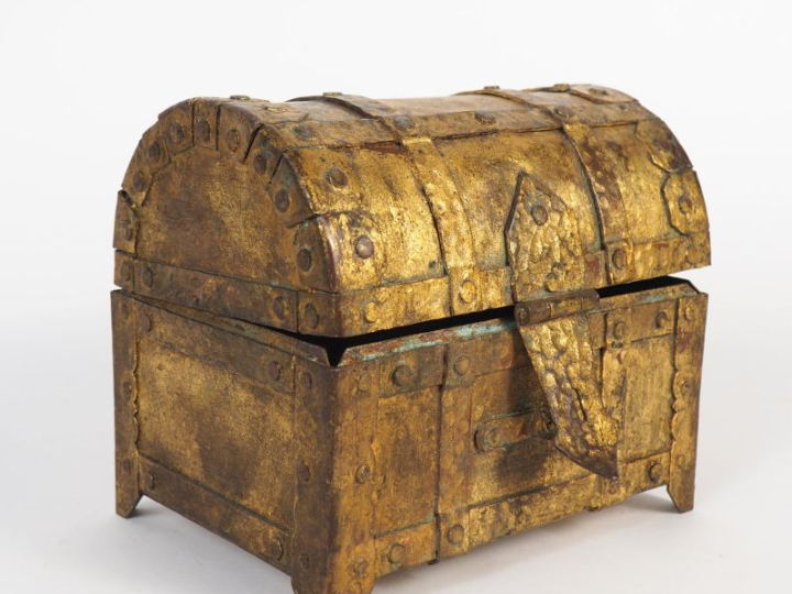Coffret dans le goût du XVIIème en métal doré. Dim. 16,5 x 19 x 14 cm.