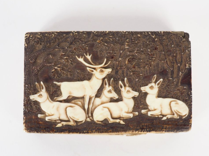 Tabatière XVIIIème en bois et ivoire à décor de cervidés. Dim. 2 x 9,5