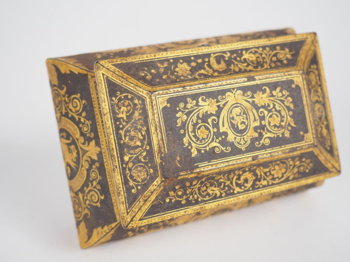 Coffret à bijoux XIXème en bronze à décor damasquiné de rinceaux feuil