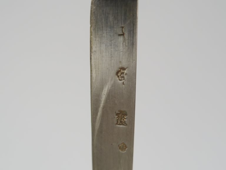 Couteau de chasse XVIIIème en argent, manche en corne sculptée se term