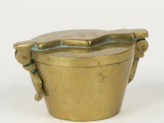 Vente aux enchères Pile de poids XVIIIème en bronze.  Contenant 8 poids, poinçonnés d'un 