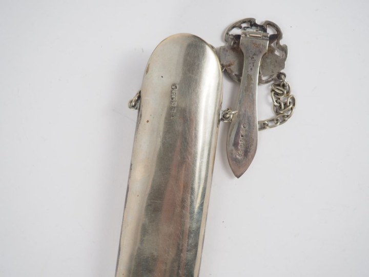 Chatelaine anglaise de style victorien en argent à décor ajouré de rin