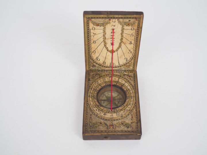 Cadran solaire de poche en bois et papier peint agrémenté d'une bousso