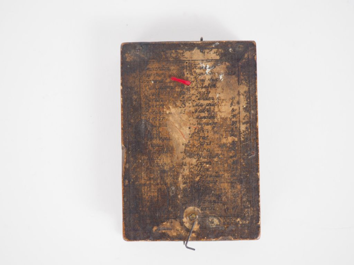 Cadran solaire de poche en bois et papier peint agrémenté d'une bousso