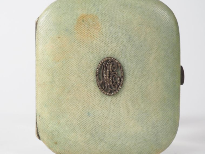 Poudrier Art Déco en argent gainé de cuir teinté vert à l'imitation du