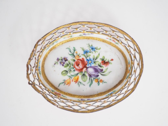 Vente aux enchères Corbeille XIXème en émaux polychromes sur cuivre à décor ajouré de fle