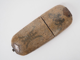 Vente aux enchères Etui à lunettes XIXème en bois gainé de galuchat à décor d'inscription