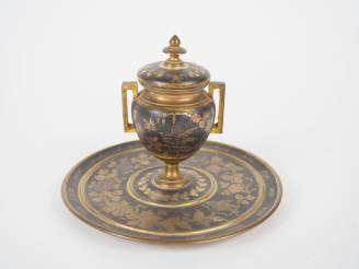 Vente aux enchères Encrier en métal niellé en forme d’urne à anses de style Louis XVI, à 