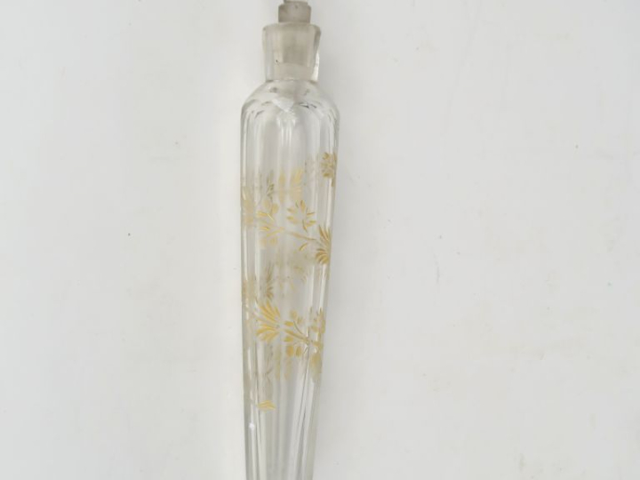 Flacon à sels en verre à décor doré de fleurs et de palmes. H. 20 cm.