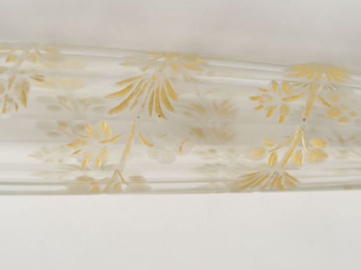 Flacon à sels en verre à décor doré de fleurs et de palmes. H. 20 cm.