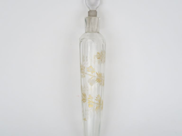 Flacon à sels en verre à décor doré de fleurs et de palmes. H. 20 cm.