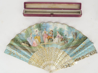 Vente aux enchères Eventail Napoléon III de style Louis XVI en nacre et papier peint, "je