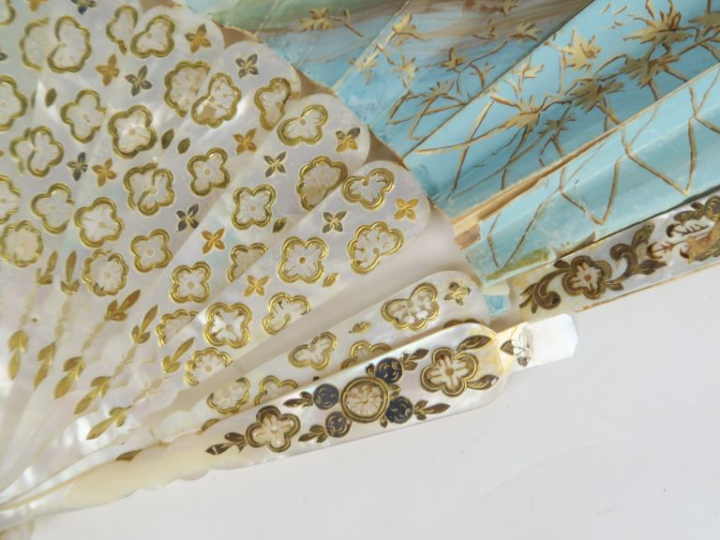 Eventail Napoléon III de style Louis XVI en nacre et papier peint, "je