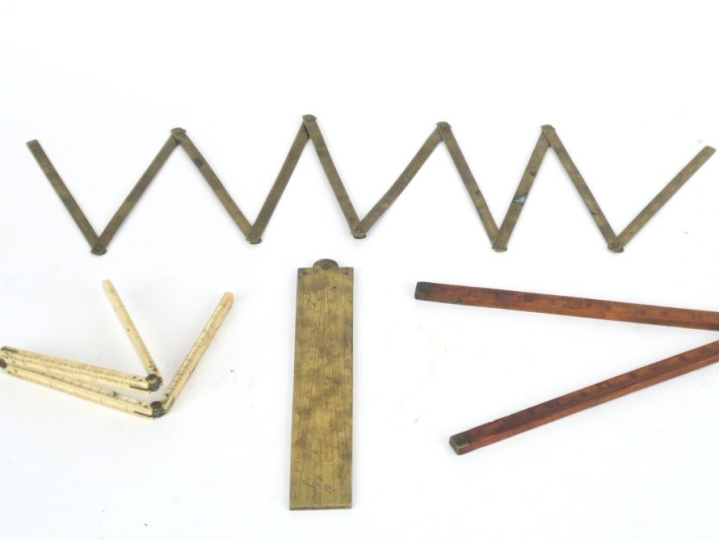 4 règles anciennes en bois, laiton et os. L. de 31 à 100 cm.