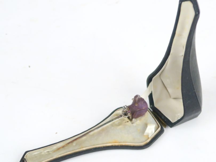 Epingle à chapeau Napoléon III en verre teinté mauve, brillant et pier