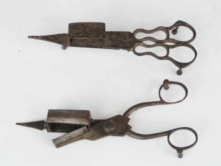 2 différentes mouchettes en métal.