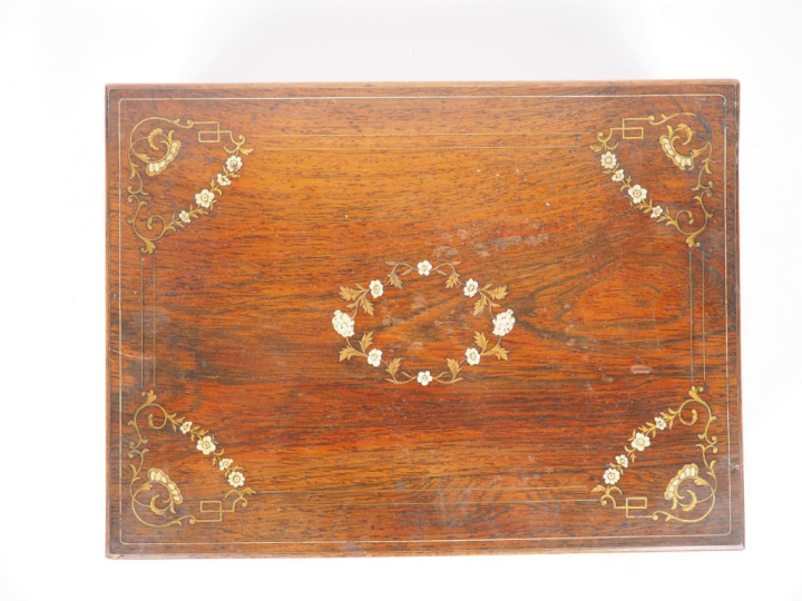 Coffret à jeux Napoléon III en marqueterie à décor de fleurettes. Avec