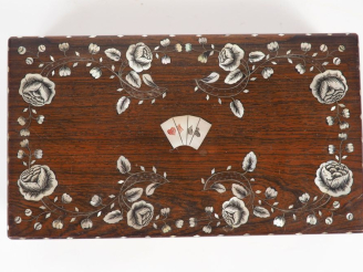 Vente aux enchères Coffret à jeux début XXème en marqueterie de nacre, avec cartes et jet
