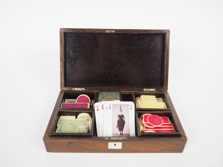 Coffret à jeux début XXème en marqueterie de nacre, avec cartes et jet