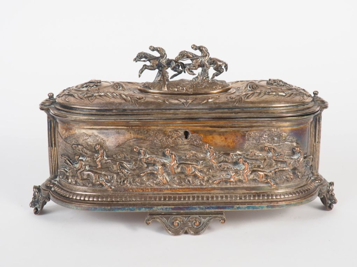 Coffret à bijoux en métal argenté à décor en relief de cavaliers et de