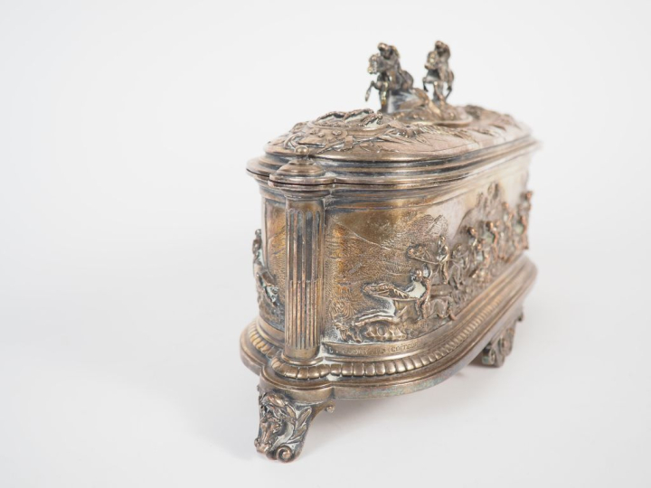 Coffret à bijoux en métal argenté à décor en relief de cavaliers et de