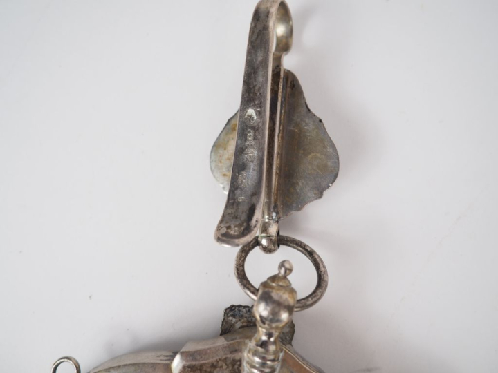4 différentes bourses XIXème en argent, velours et perles. Dim. 27 x 1