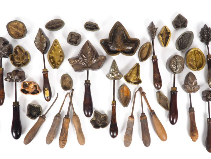 Collection de fers à estamper en bronze, métal et bois, plus de 120 pi
