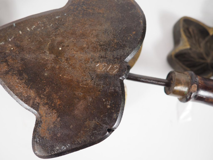 Collection de fers à estamper en bronze, métal et bois, plus de 120 pi