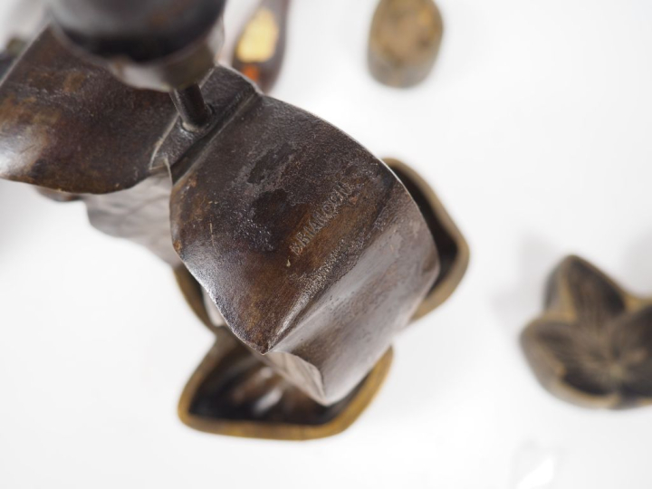 Collection de fers à estamper en bronze, métal et bois, plus de 120 pi