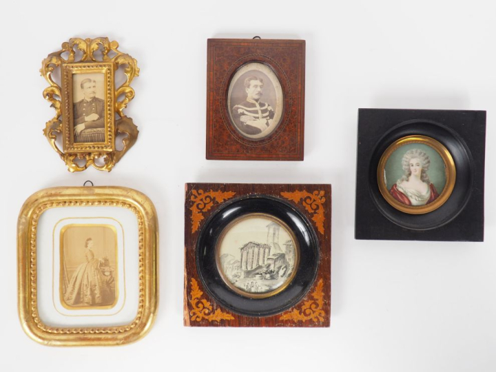 5 différents cadres porte photo ou miniatures en bois doré, marqueteri