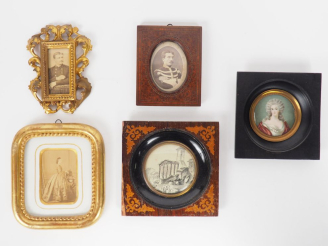 Vente aux enchères 5 différents cadres porte photo ou miniatures en bois doré, marqueteri