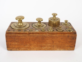 Vente aux enchères Pile de poids et ses poids. Dim. 11 x 23 x 9 cm. (Manques).