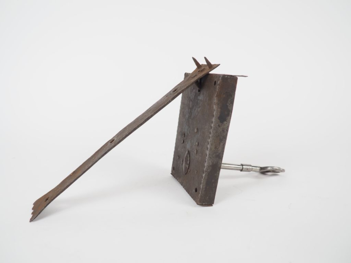 Serrure ancienne en fer forgé, avec sa clé.